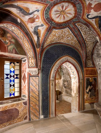 Vista interna della cappella di San Gregorio decorata con affreschi di influenze bizantine realizzati dalla scuola romana dei primi del XIII secolo. Monastero di San Benedetto (Sacro Speco), Subiaco (Roma), Italia da Italian School