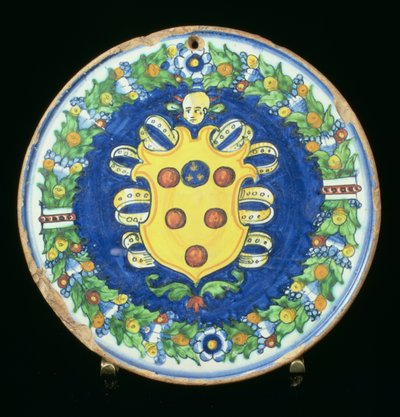 Piatto in maiolica con stemma dei Medici e bordo di foglie e frutta, italiano, XVI secolo da Italian School