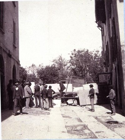 Uomini che erigono barricate a Porta Garibaldi, durante i disordini a Milano, 6-9 maggio 1898 da Italian School