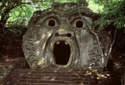 Bocca di una grotta fantastica, scultura in pietra nel "Parco dei Mostri" da Italian School