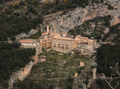 Veduta del Monastero di San Benedetto (Sacro Speco) costruito dal XII secolo, Subiaco (Roma), Italia da Italian School