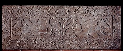 Parapetto di pietra coperto di bassorilievi rappresentanti l