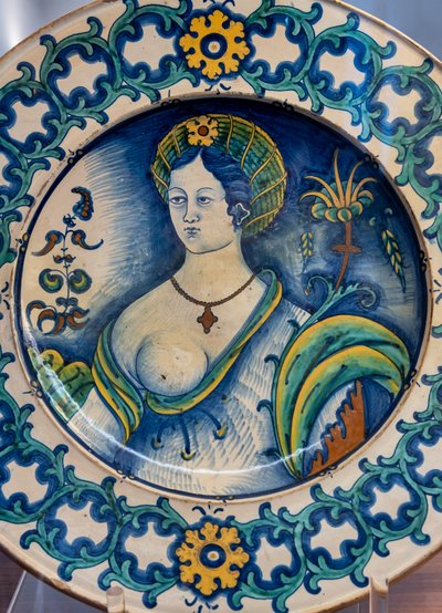 Piatto decorato con busto di una bella donna, con motivo di corona di spine, prima metà del XVI secolo da Italian School