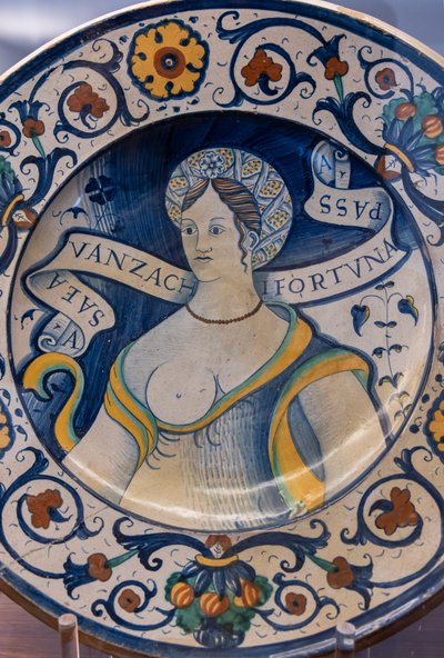 Piatto decorato con il busto di una bella donna, con un motivo, prima metà del XVI secolo da Italian School