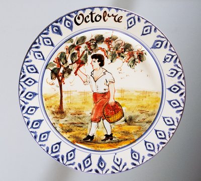 Piatto raffigurante mesi, ottobre, terracotta, manifattura Nove di Bassano, Veneto, Italia, XX secolo. da Italian School
