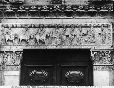 Architrave del portale raffigurante 