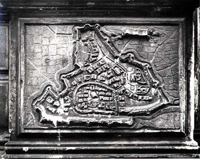 Mappa in Rilievo dalla Facciata della Chiesa che mostra la Città Fortezza di Modon durante la Guerra di Candia 1645-69 tra i Veneziani e i Turchi, commissionata dalla Famiglia Barbaro da Italian School