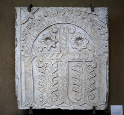 Stele con croce e decorazione floreale da Italian School