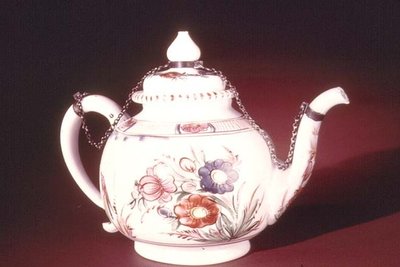 Teiera con design floreale smaltato, possibilmente veneziana, c.1750 da Italian School