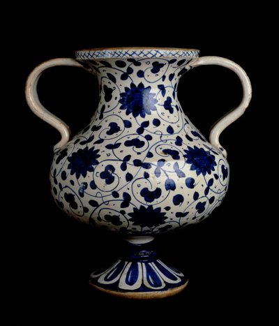 Vaso a balaustro a due manici in maiolica policroma con decorazione blu e bianca, italiano, realizzato a Deruta, inizio XVI secolo (ceramica) da Italian School