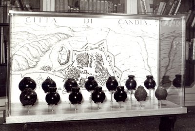 Bombe veneziane e una mappa della città di Creta da Italian School