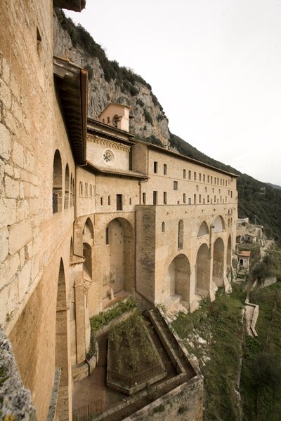 Veduta del Monastero di San Benedetto (Sacro Speco) costruito dal XII secolo, Subiaco (Roma), Italia da Italian School