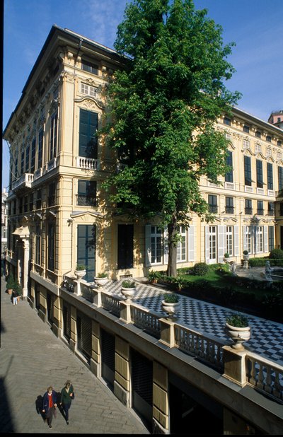 Vista del Palazzo Bianco (o Palazzo di Luca Grimaldi) costruito tra il 1530 e il 1540 a Genova, Italia da Italian School