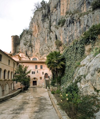 Vista del cortile dei Corvi, Monastero di San Benedetto (Sacro Speco) costruito dal XII secolo, Subiaco (Roma), Italia da Italian School