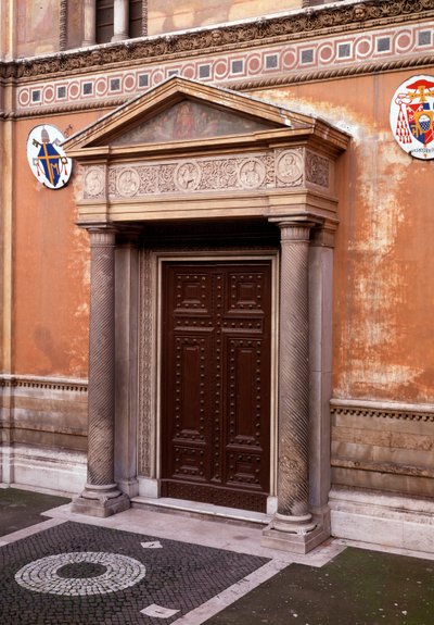 Vista del portico con un fregio di marmo che mostra (da sinistra a destra) Pastore (il primo proprietario della chiesa), Pudenziana, Prassede e il loro padre Pudente, al centro l