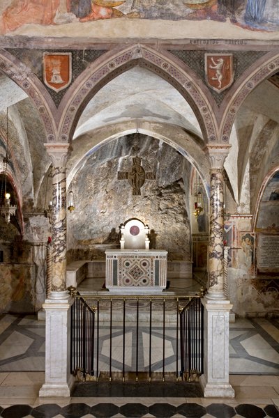 Vista del presbiterio della Chiesa Superiore con l