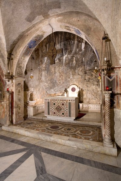 Vista del presbiterio della Chiesa Superiore con l