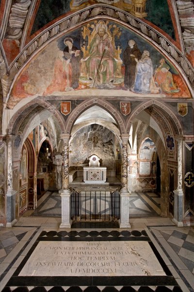 Vista del presbiterio della Chiesa Superiore con l