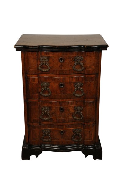 Cassettone in noce, c.1730 da Italian School
