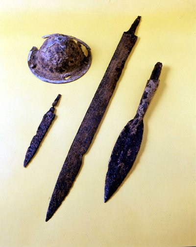 Armi di un guerriero longobardo: scudo ombrello, pugnale, spada e punta di lancia. Museo di Cividale del Friuli da Italian School