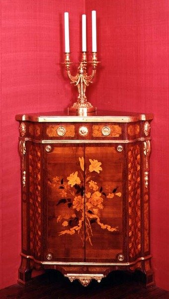 Credenza angolare, una di una coppia di J.F. Oeben, Parigi, c.1760-62 da J.F. Oeben c.1760 62 J.F. Oeben c.1760 62