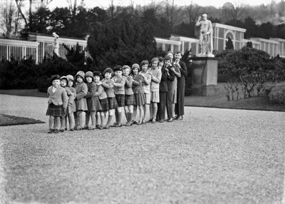 Gruppo familiare Cavendish di 16 nipoti nei giardini di Chatsworth, Derbyshire, 1930 da JR Board