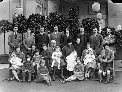 Il 9º duca di Devonshire con i suoi figli e nipoti a Chatsworth, Natale 1925 da JR Board