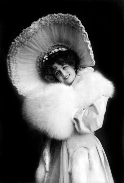 Marie Studholme, attrice inglese, 1900 da J. Beagles and Co.