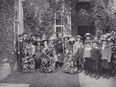 Giornata della ghirlanda ad Abbotsbury, bambini con ghirlande da J. Benjamin Stone
