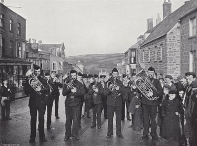 Giornata dei fiori a Helston, suonando la danza Furry da J. Benjamin Stone