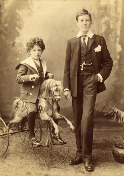 Bambino sul suo cavallo montato come un triciclo, con il fratello maggiore accanto, 1880s da J. H. Killick