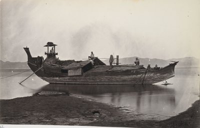Vista del fascio di luce di una laung-zat o risaia ormeggiata a lato del fiume Irrawaddy da J. Jackson