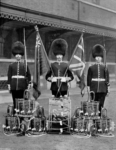 I colori e i tamburi delle 2nd Grenadier Guards, 1896 da J. Thomson