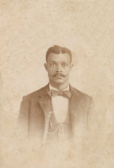 Fotografia di un uomo in abito, gilet e cravatta, 1880-1900 da J. W. Taylor