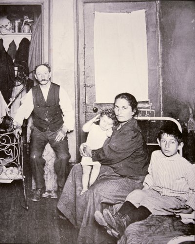 Famiglia di immigrati, Lower East Side, New York City, c.1910 da Jacob August Riis