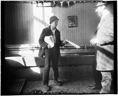 Ritratto di un giornalaio che consegna un giornale a un uomo in quello che sembra essere un bagno alla Duane Street Lodging House da Jacob August Riis