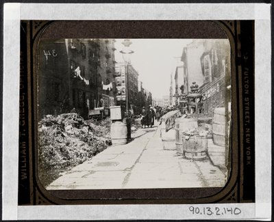 Pulizia di Tammany Street prima del giorno di Waring, davanti a 9 Varick Place, c.1890 da Jacob August Riis