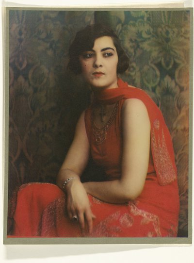 Ritratto di una donna in un vestito rosso da Jacob Merkelbach