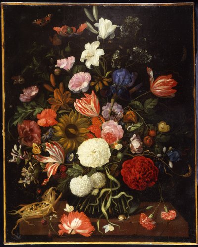 Papaveri, tulipani, rose, garofani, viburno, gigli, iris, un girasole e altri fiori in un vaso di vetro con una pannocchia su un ripiano da Jacob Rootius