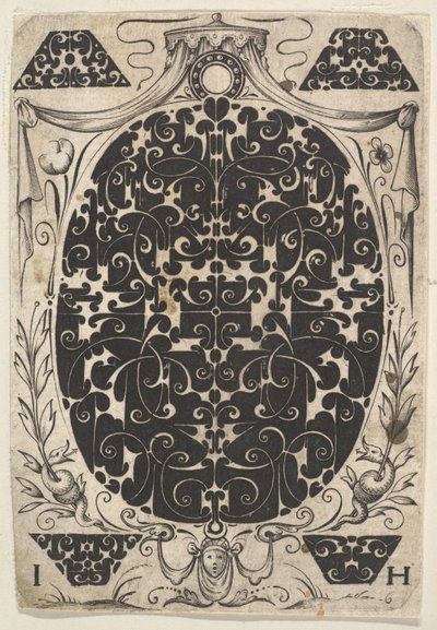 Pendente ovale decorato con Schweifwerk, circondato da motivi più piccoli e coronato da Jacques Hurtu