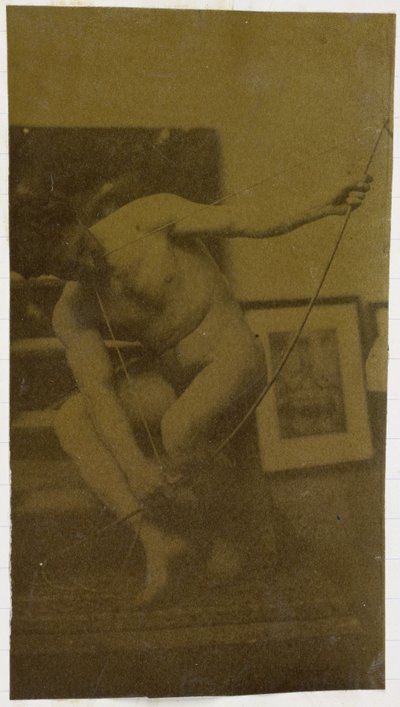 Studio di un modello maschile nudo, accovacciato con un arco in mano, visto di fronte, nell