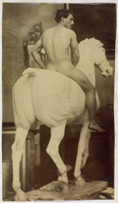 Studio di un modello maschile nudo, seduto su un cavallo di gesso, nell