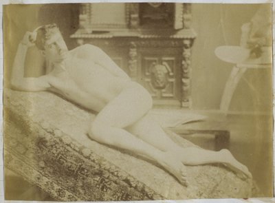 Studio di un modello maschile nudo, sdraiato, nell