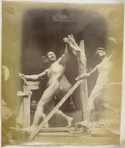 Studio di un modello maschile nudo con la mano in una struttura, visto di lato e accanto a un modello in gesso nella stessa posa, nell