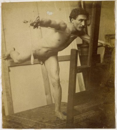 Studio di un modello maschile nudo, inclinato in avanti con la gamba destra indietro, nell