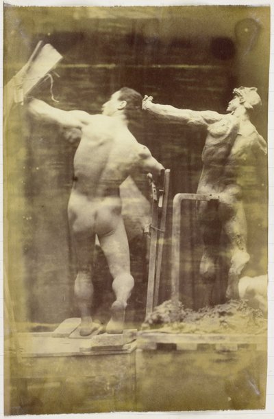 Studio di un modello maschile nudo, visto di schiena e con la mano in una struttura, accanto a un modello in gesso nella stessa posa, nell