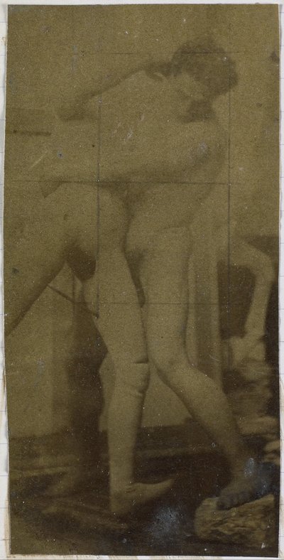 Studio di un modello maschile nudo, in piedi e lottando con un manichino, nell