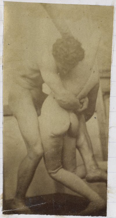 Studio di un modello maschile nudo, in piedi e lottando con un manichino, nell