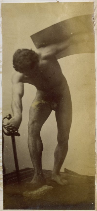 Studio di un modello maschile nudo, in piedi piegato con spada e scudo in mano, nell