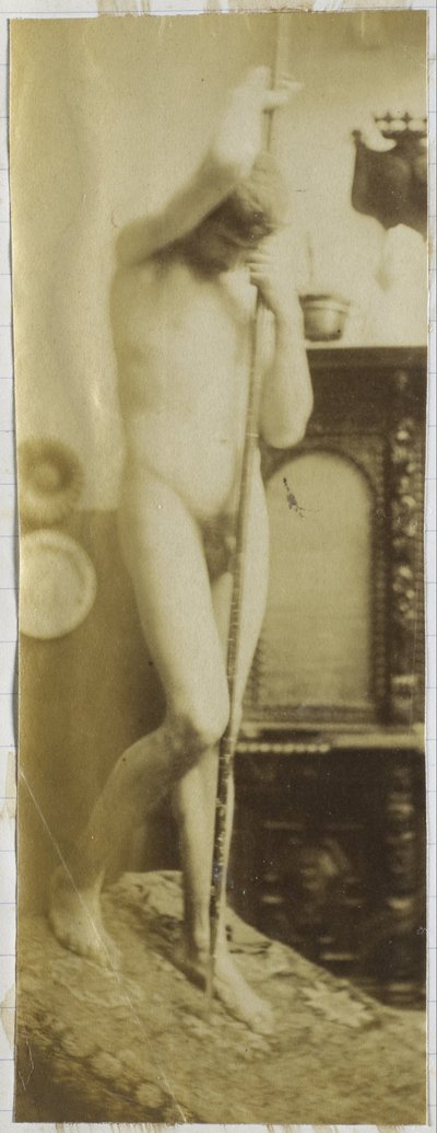 Studio di un modello maschile nudo, in piedi, nell